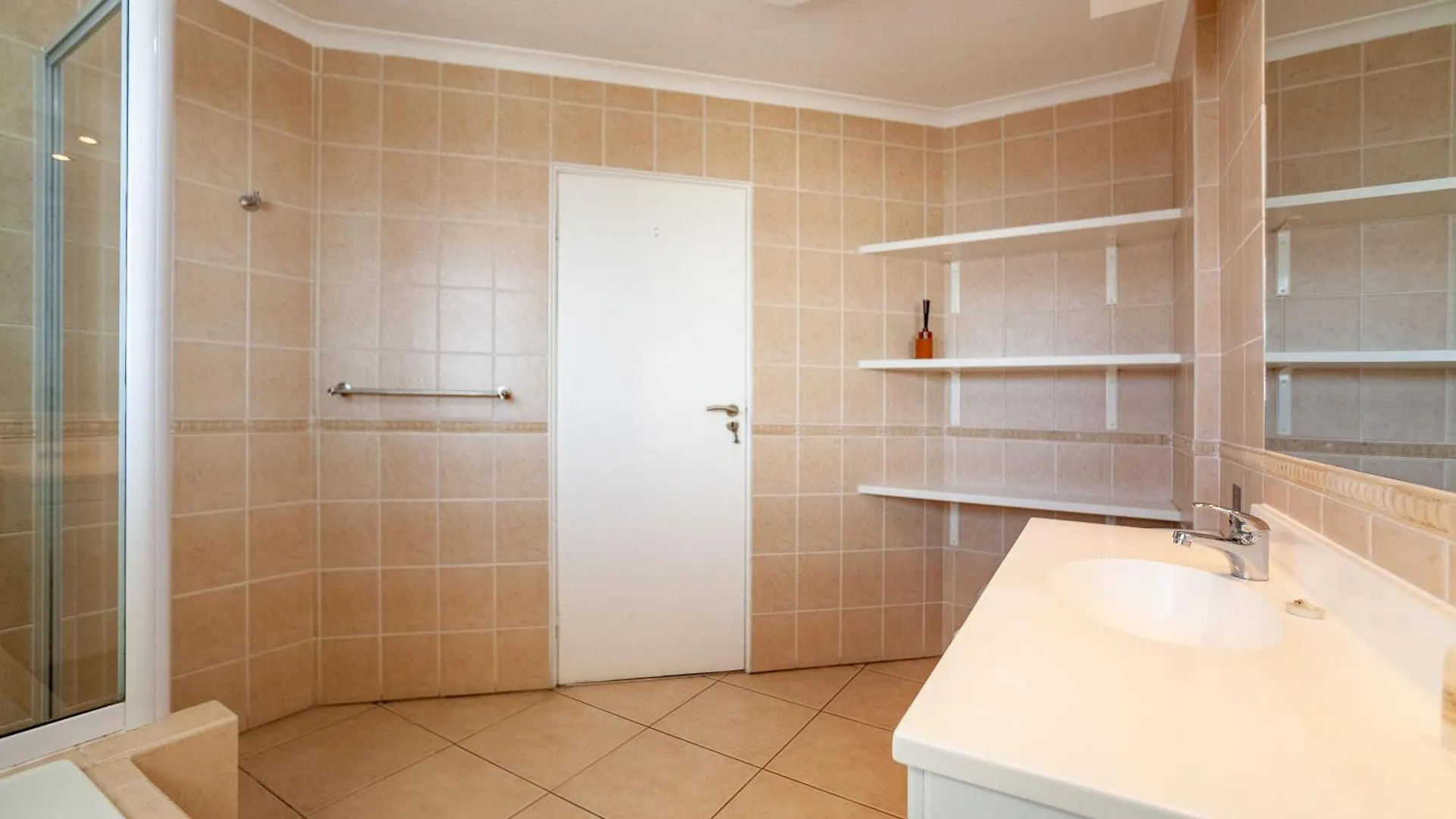Luxury Ocean View Beachfront 2 Bed Apartment -206 The Waves, Blouberg, Cape Town Bloubergstrand