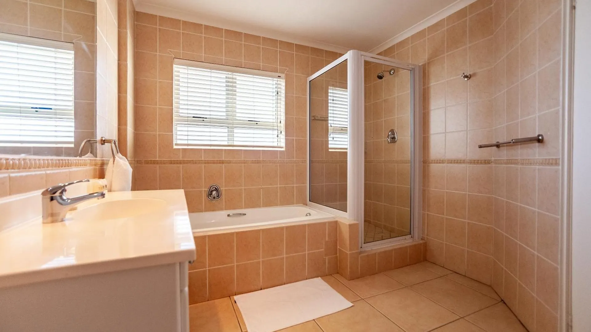Luxury Ocean View Beachfront 2 Bed Apartment -206 The Waves, Blouberg, Cape Town Bloubergstrand
