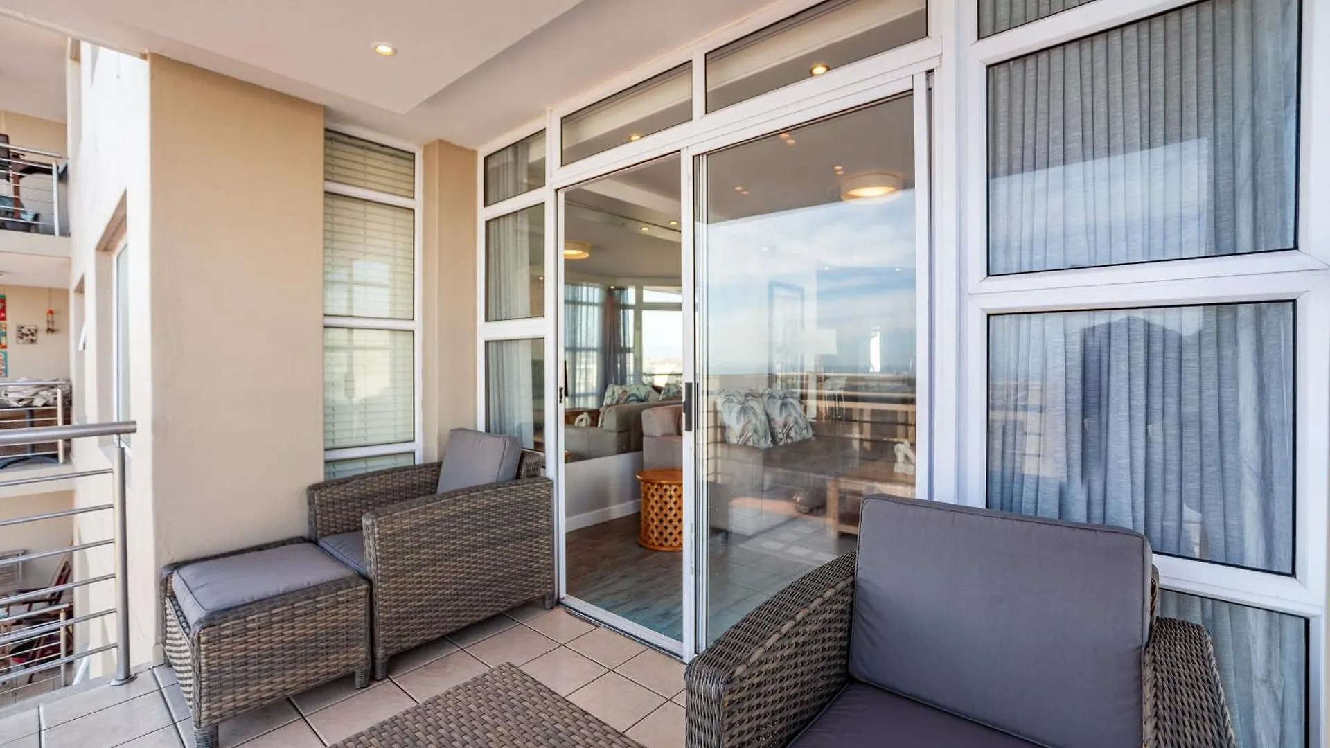 Luxury Ocean View Beachfront 2 Bed Apartment -206 The Waves, Blouberg, Cape Town Bloubergstrand