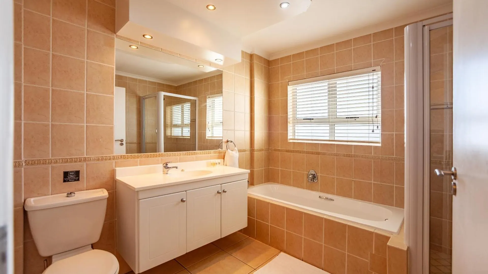 Luxury Ocean View Beachfront 2 Bed Apartment -206 The Waves, Blouberg, Cape Town Bloubergstrand