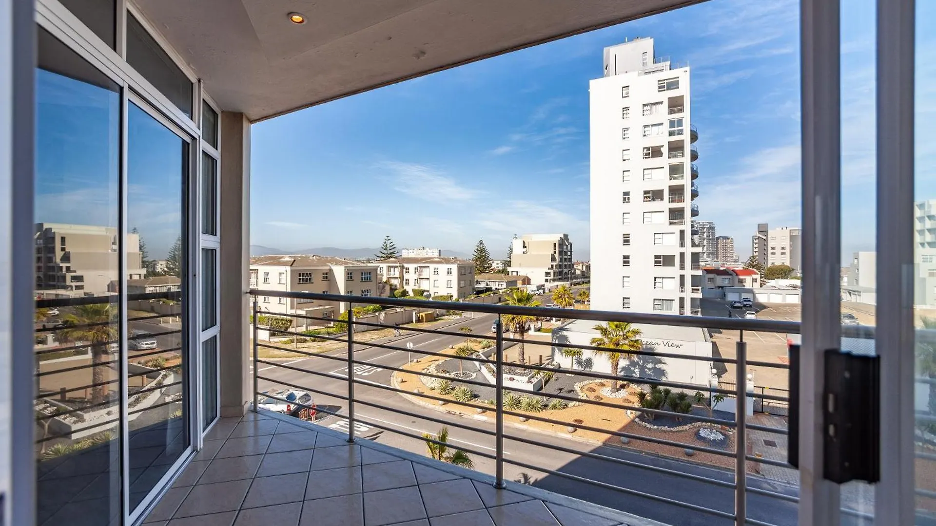 Luxury Ocean View Beachfront 2 Bed Apartment -206 The Waves, Blouberg, Cape Town Bloubergstrand