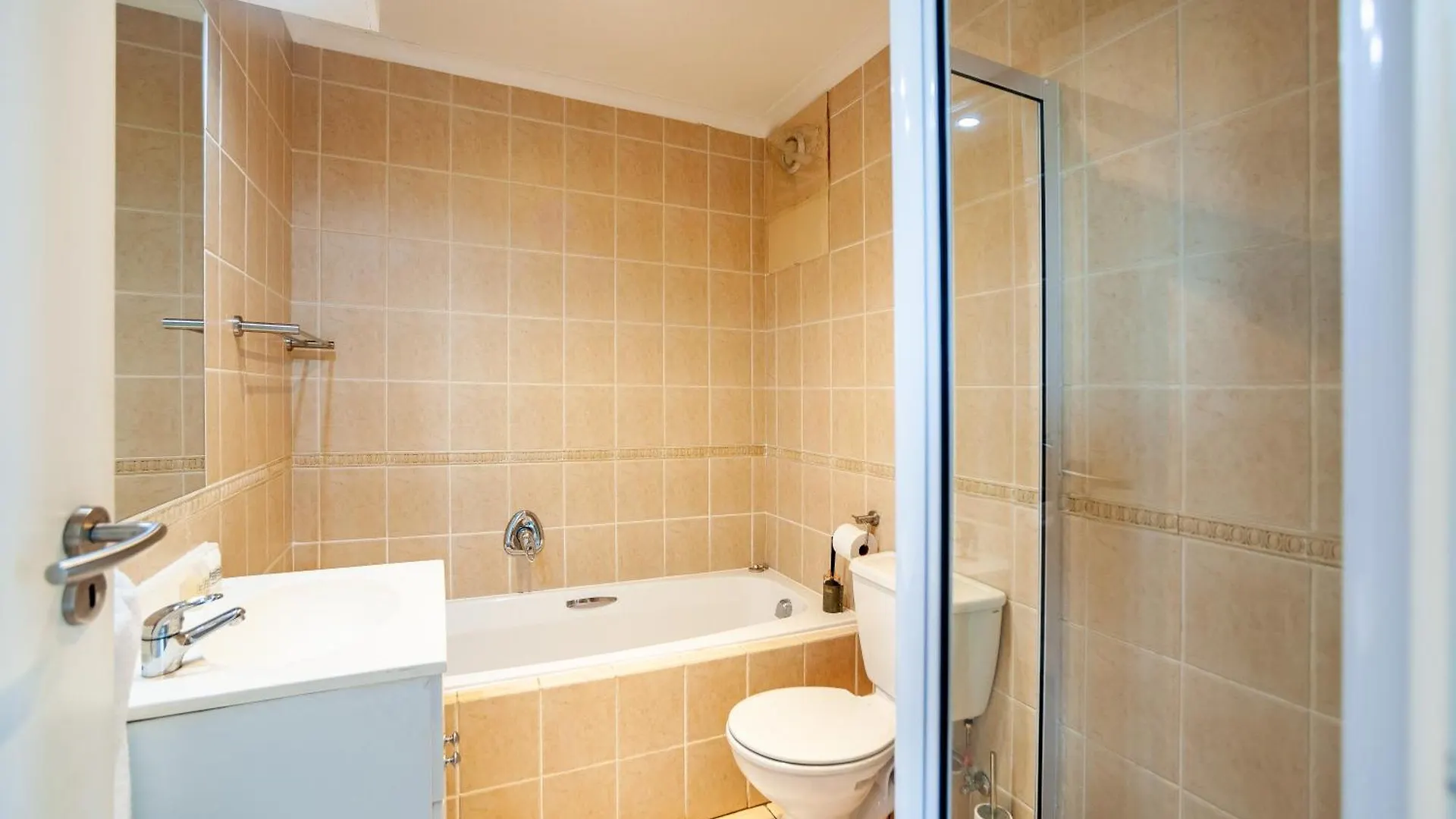 Luxury Ocean View Beachfront 2 Bed Apartment -206 The Waves, Blouberg, Cape Town Bloubergstrand